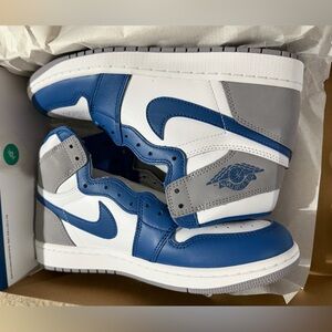 Nike Men's Blue, White, and Gray Sneakers